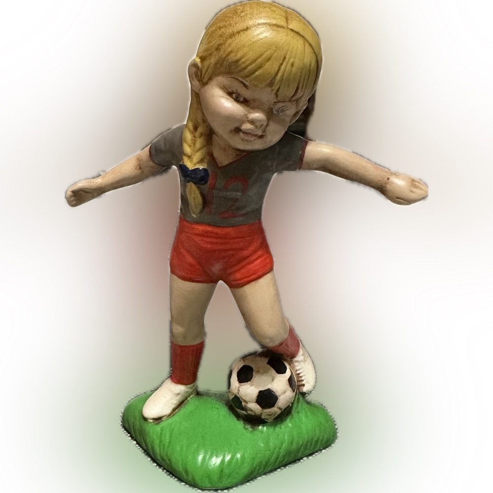 VTG CERAMIC GIRL SOCCER FIGURINE STATUETTE 5.25” RED GRAY PLAYER FIGURE TROPHY